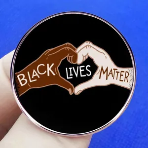 Κονκάρδα Black Lives Matter με χέρια σε σχήμα καρδιάς σε μπλε φόντο με έντονη υφή