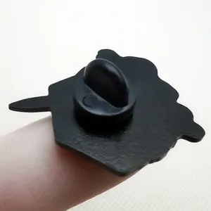 Detailansicht der Emaille-Anstecknadel mit schwarzem Gummiverschluss und Metallbasis