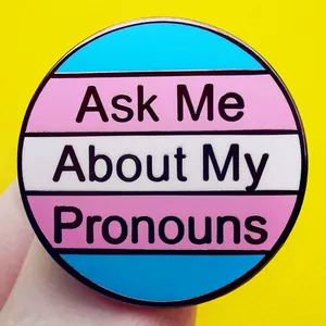 Spilla rotonda bandiera Transgender Pride con testo Ask Me About My Pronouns