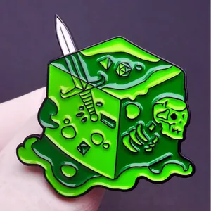 D20 Würfel und Schwert Gelatinous Cube Emaille-Pin mit Totenkopf und grünem Harz