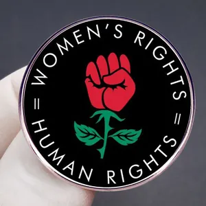 Épingle en émail droits des femmes avec poing rose et slogan pour l'égalité