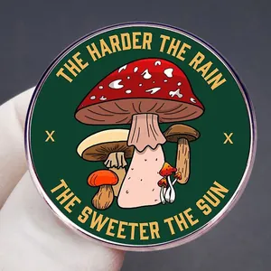 Emaille-Anstecknadel mit Pilzmotiv und The Harder The Rain The Sweeter The Sun Spruch
