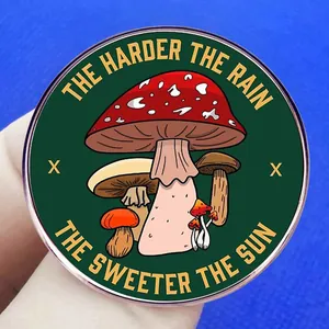 Cartoon Pilz Emaille Pin mit Text The Harder the Rain the Sweeter the Sun