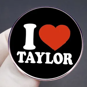 Insigne métallique I Heart Taylor avec fond noir et motif de cœur rouge élégant