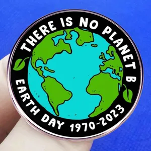 Pin's en émail avec message 'There Is No Planet B' et illustration de la Terre