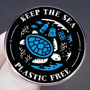 Ronde metalen Save the Sea Turtle badge met de tekst Keep the Sea Plastic Free