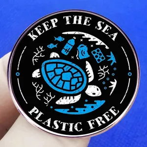 Zeeschildpad emaille speld met Keep the Sea Plastic Free slogan op blauwe ondergrond