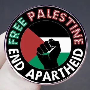 Free Palestine Metallanstecker mit Faust-Logo und End Apartheid Text in der Hand