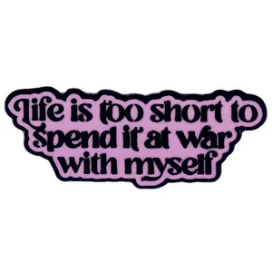 Épingle en Émail Life Is Too Short To Spend It At War With Myself Broche en Alliage Violet Badge de Citation Motivationnelle pour Vêtements Sacs