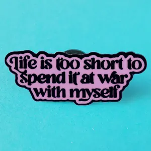 Broche en émail avec design 'Life is too short to spend it at war with myself' texte