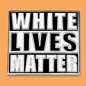 Badge carré émaillé White Lives Matter en métal sur un fond orange vif avec texte contrasté