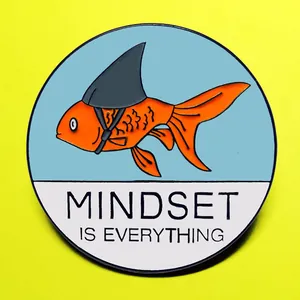 Kreative Emaille-Pin mit Goldfisch und Haifischflosse sowie Mindset Is Everything Spruch
