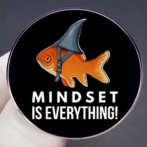 Mindset Is Everything Cartoon Goldfisch mit Haiflosse Pin Badge auf schwarzem Grund