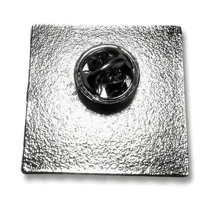 Vue arrière d'une broche carrée en métal argenté avec texture sablée et fermoir papillon