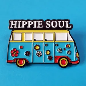 Pin's en émail bus Hippie Soul rétro bleu clair avec toit jaune et détails de fleurs