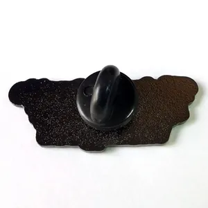 Vue détaillée du dos de la broche en métal noir avec texture grainée et fermoir en caoutchouc