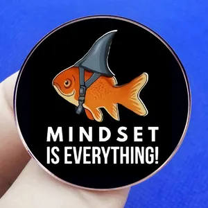 Runde Emaille-Goldfisch-Brosche mit Haiflosse und Mindset Is Everything Slogan-Anstecker