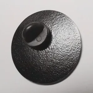 Rückseite der schwarzen matten Metall-Anstecknadel mit Gummi-Verschlusskappe