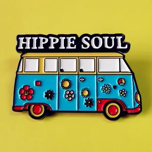 Pin's en émail bus Hippie Soul avec motifs floraux colorés et signe de paix sur fond jaune