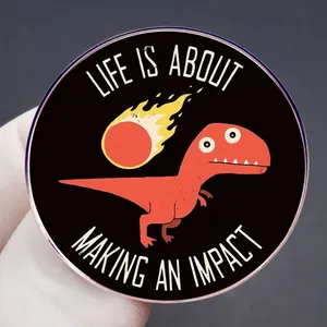 Broche dinosaure avec citation Life is about making an impact en métal noir