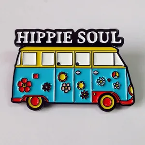 Pin's bus Hippie Soul bleu ciel avec motifs fleurs et symboles de paix