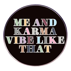 Vue détaillée de la broche ronde Me And Karma Vibe Like That avec texte coloré