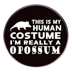 Pin divertido de zarigüeya con texto humorístico sobre fondo negro para accesorios únicos