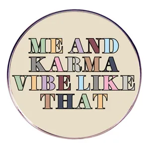 Vue détaillée du pin's Me and Karma Vibe Like That avec des lettres rétro colorées