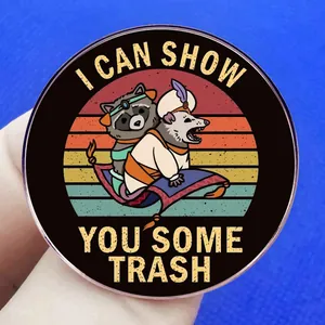Primer plano de un divertido pin de mapache y zarigüeya con texto I Can Show You Some Trash