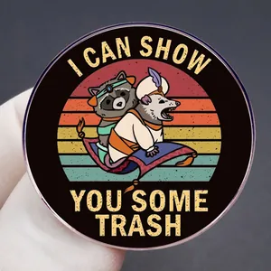 Detalle del pin de mapache y zarigüeya con el texto I Can Show You Some Trash