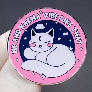 Broche Karma Vibe avec chat blanc endormi dans le ciel étoilé sur badge en alliage