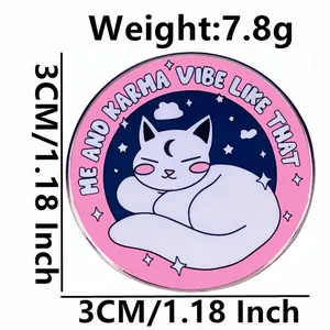 Broche émaillée Karma Vibe avec chat endormi et croissant de lune badge de 3cm