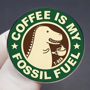 Insigne dinosaure T-Rex vert avec slogan Coffee Is My Fossil Fuel et design créatif