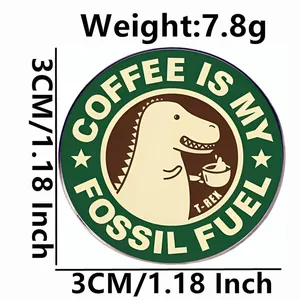 Insigne émaillé humoristique T-Rex Coffee Fuel avec bord vert et 3 cm de diamètre