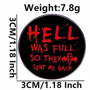 Vue détaillée de la broche noire de 3cm avec slogan rouge Hell Was Full en métal