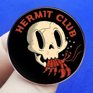 Hermit Club Emaille-Anstecker mit Cartoon-Totenkopf und rotem Einsiedlerkrebs-Design