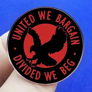 Spilla tonda in smalto con design aquila e slogan United We Bargain in metallo