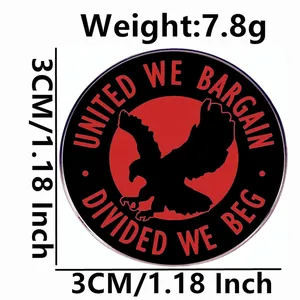 Spilla smaltata United We Bargain con aquila rossa, distintivo rotondo di 3cm