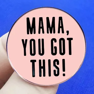 Rosa Muttertags-Anstecker mit Mama You Got This Schriftzug auf blauem Hintergrund