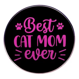 Chapa redonda negra con texto rosa Best Cat Mom Ever y detalles de huellas de gato