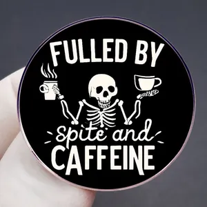 Anstecknadel mit Totenkopf und Kaffeebechern und Spite and Caffeine Text auf Schwarz