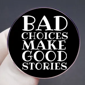 Badge en émail noir Bad Choices Make Good Stories avec texte blanc contrasté