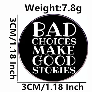 Badge émaillé noir Bad Choices Make Good Stories, diamètre de 3 cm et poids de 7,8 g