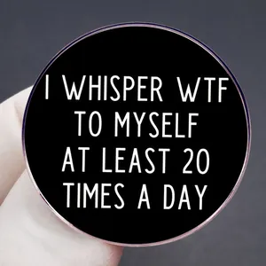 Αστεία καρφίτσα πέτου με κείμενο I WHISPER WTF TO MYSELF AT LEAST 20 TIMES A DAY