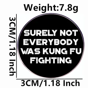 Runder schwarzer Emaille-Pin mit weißer Kung-Fu-Schrift, 3 cm Größe und 7,8 g Gewicht