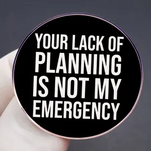 Pin's émaillé noir avec citation Your Lack of Planning Is Not My Emergency en blanc
