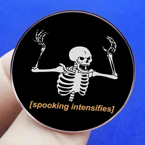 Καρφίτσα με νεκροκεφαλή για το Halloween με πορτοκαλί κείμενο και μεταλλική κατασκευή