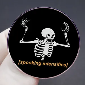 Καρφίτσα σμάλτου για το Halloween με νεκροκεφαλή και κείμενο 'spooking intensifies'