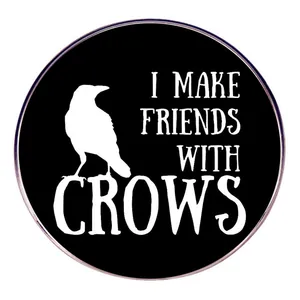 I Make Friends With Crows Broche Ronde en Alliage Badge Silhouette de Corbeau Noir Blanc pour Sac à Dos Accessoire Vêtement