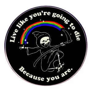 Broche en Alliage Drôle de La Faucheuse avec Faux Arc-en-Ciel Badge de Citation Live Like You Are Going To Die Pin pour Sac à Dos Vêtements Accessoire Mode